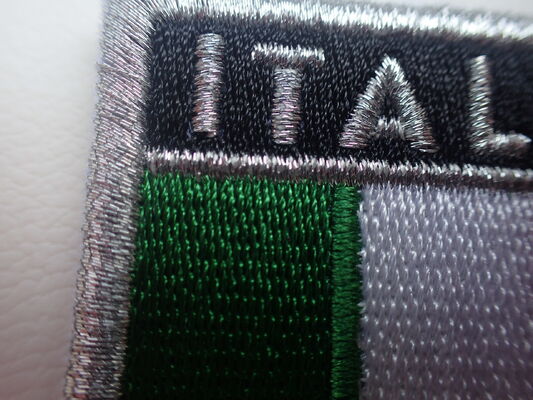 Оптовая вышивка на заказ 3D вывешенный логотип одежда этикетки для использования в одежде