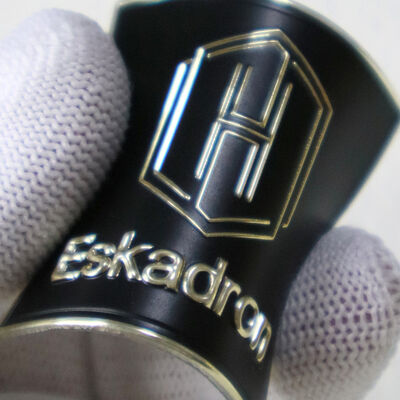 Пользовательская этикетка из ТПУ | 3D тисненый золотой логотип для конной одежды