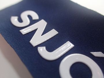 Изготовленные на заказ ярлыки одежды передачи тепла кремния логотипа для багажей