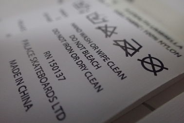 Ярлыки заботы нейлона печатания экрана плоского вырезывания изготовленные на заказ для сумок, полотенец