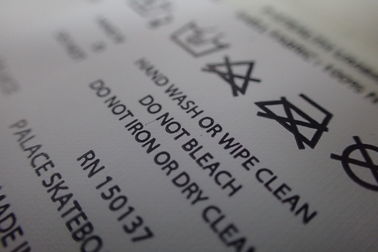 Ярлыки заботы нейлона печатания экрана плоского вырезывания изготовленные на заказ для сумок, полотенец